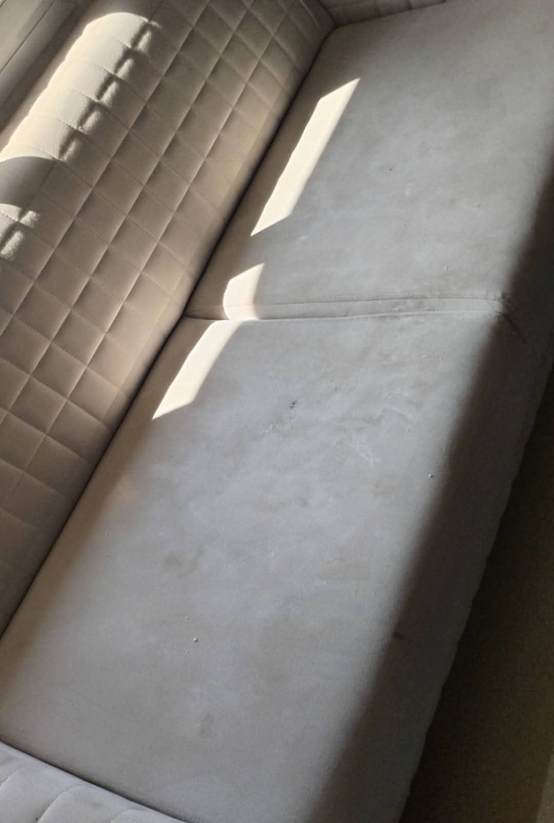 Canapé beige capitonné - Avant / Après - Avant