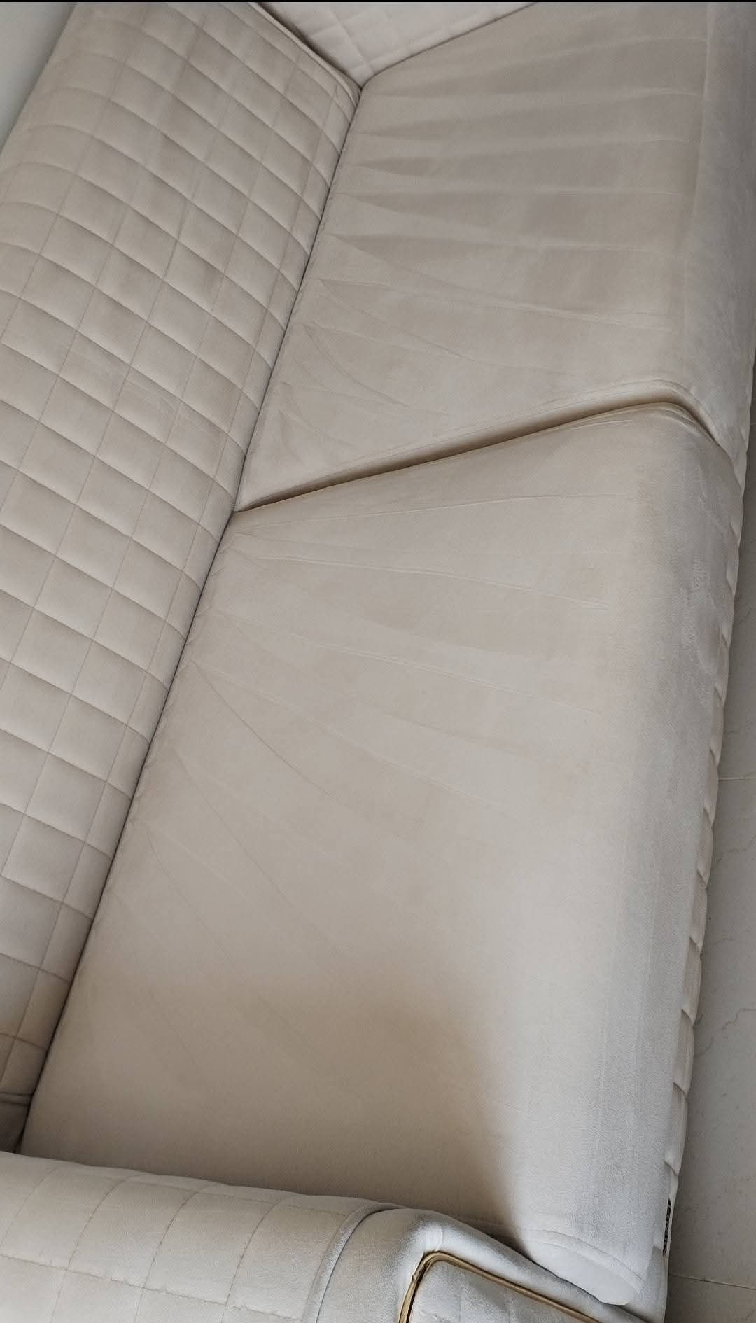 Canapé beige capitonné - Avant / Après - Après