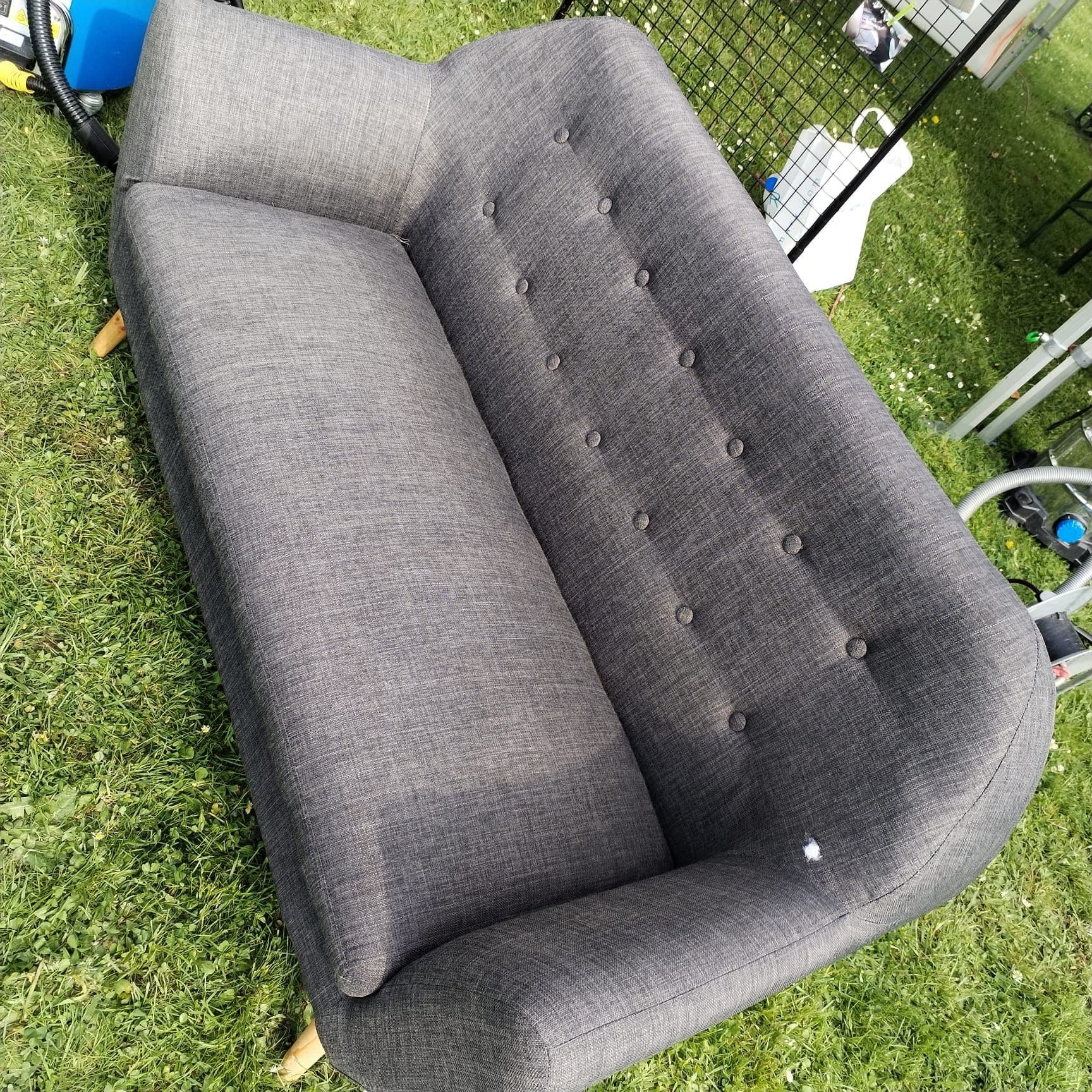 Canapé gris capitonné - Avant / Après - Après