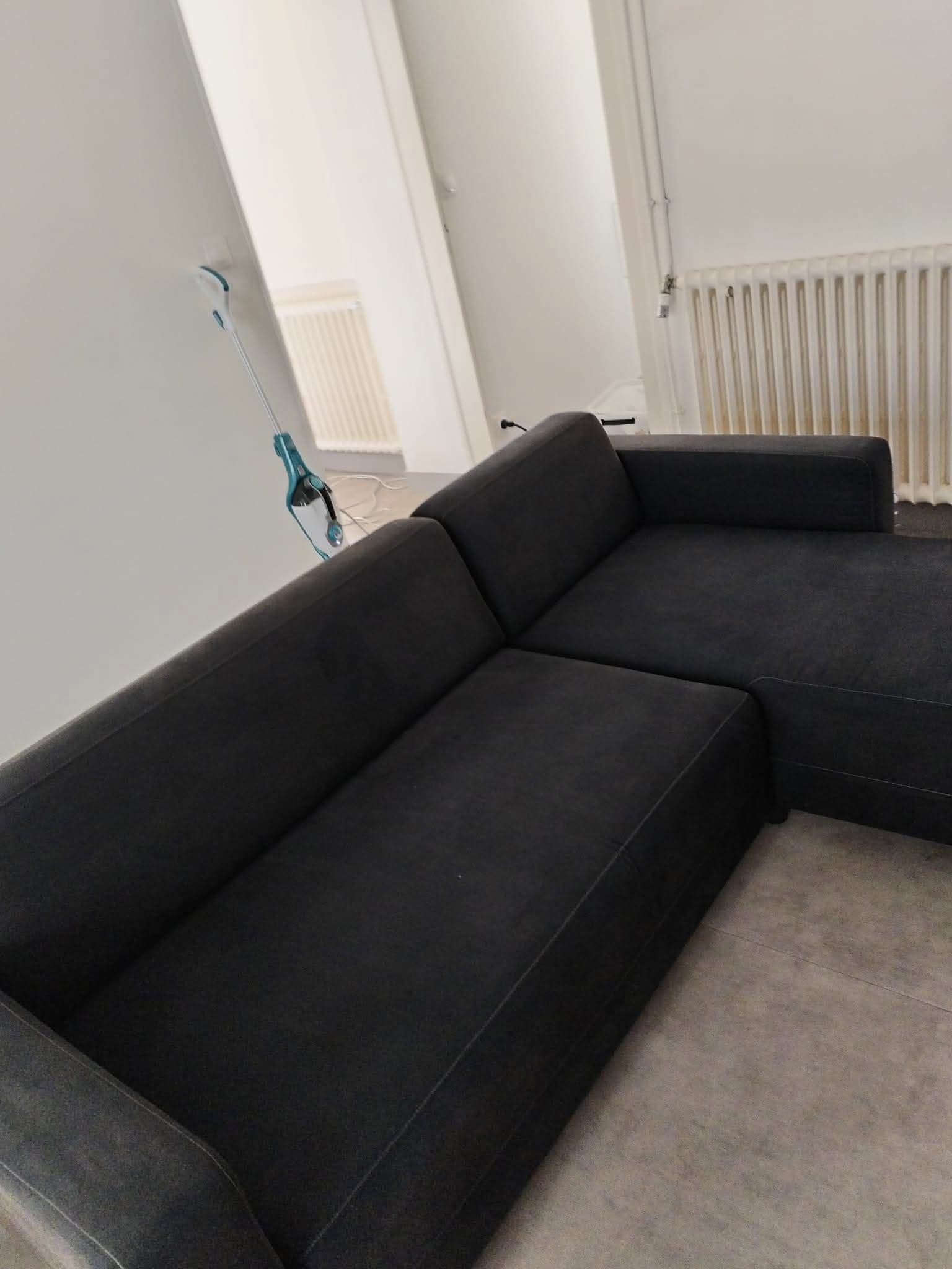 Canapé noir d'angle - Avant / Après - Après
