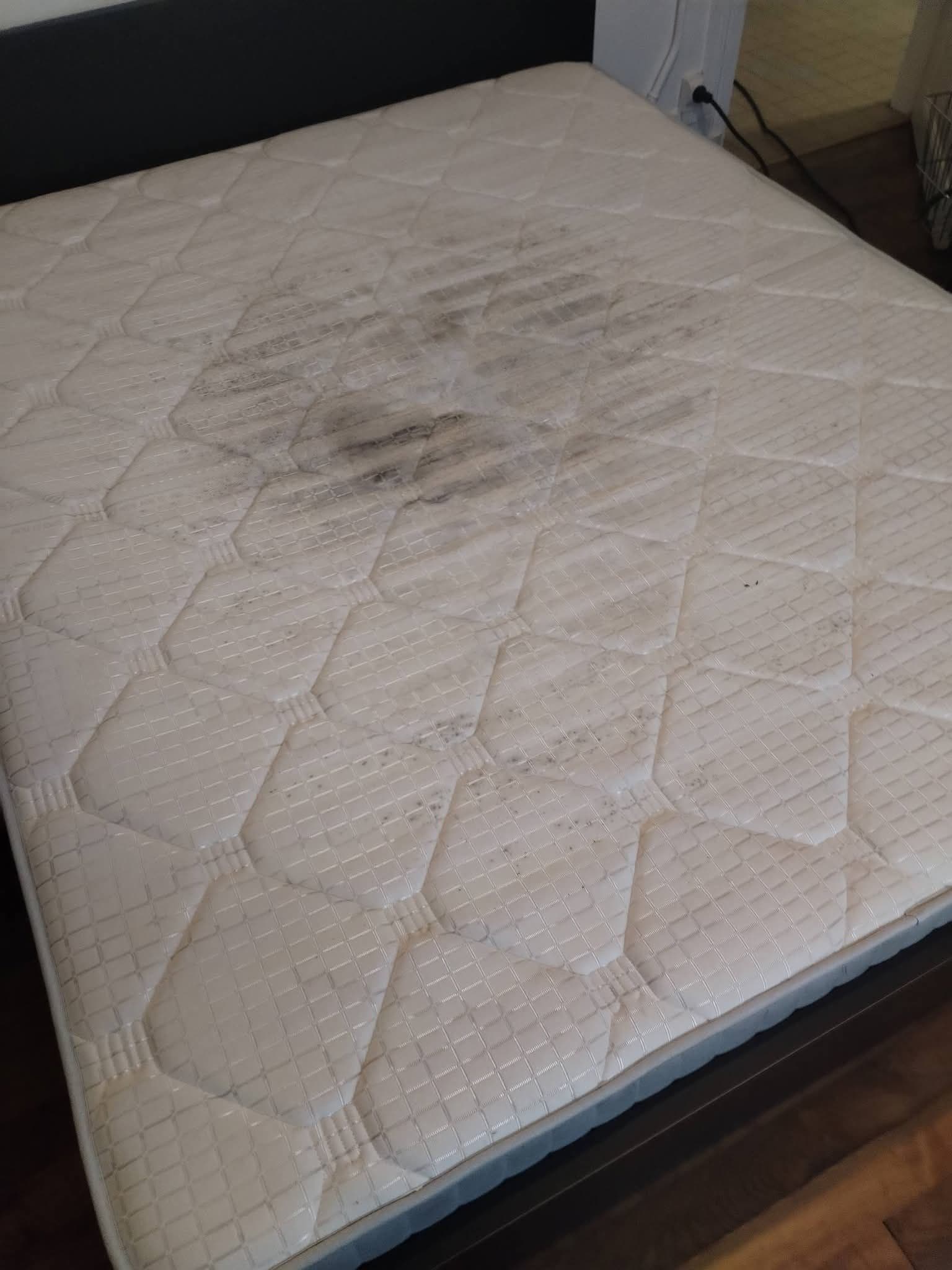 Matelas lit noir - Avant / Après - Avant