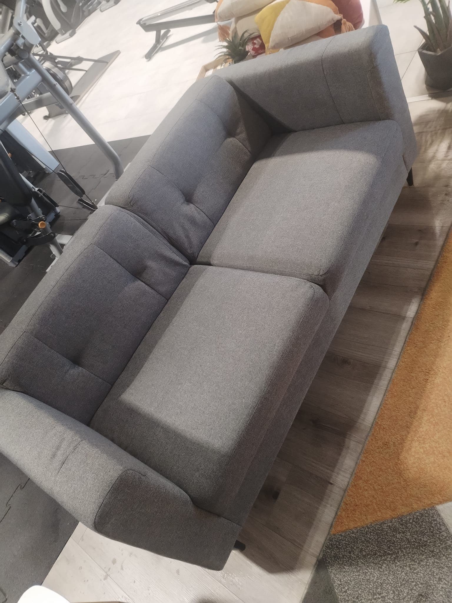 Canapé gris capitonné - Avant / Après - Après
