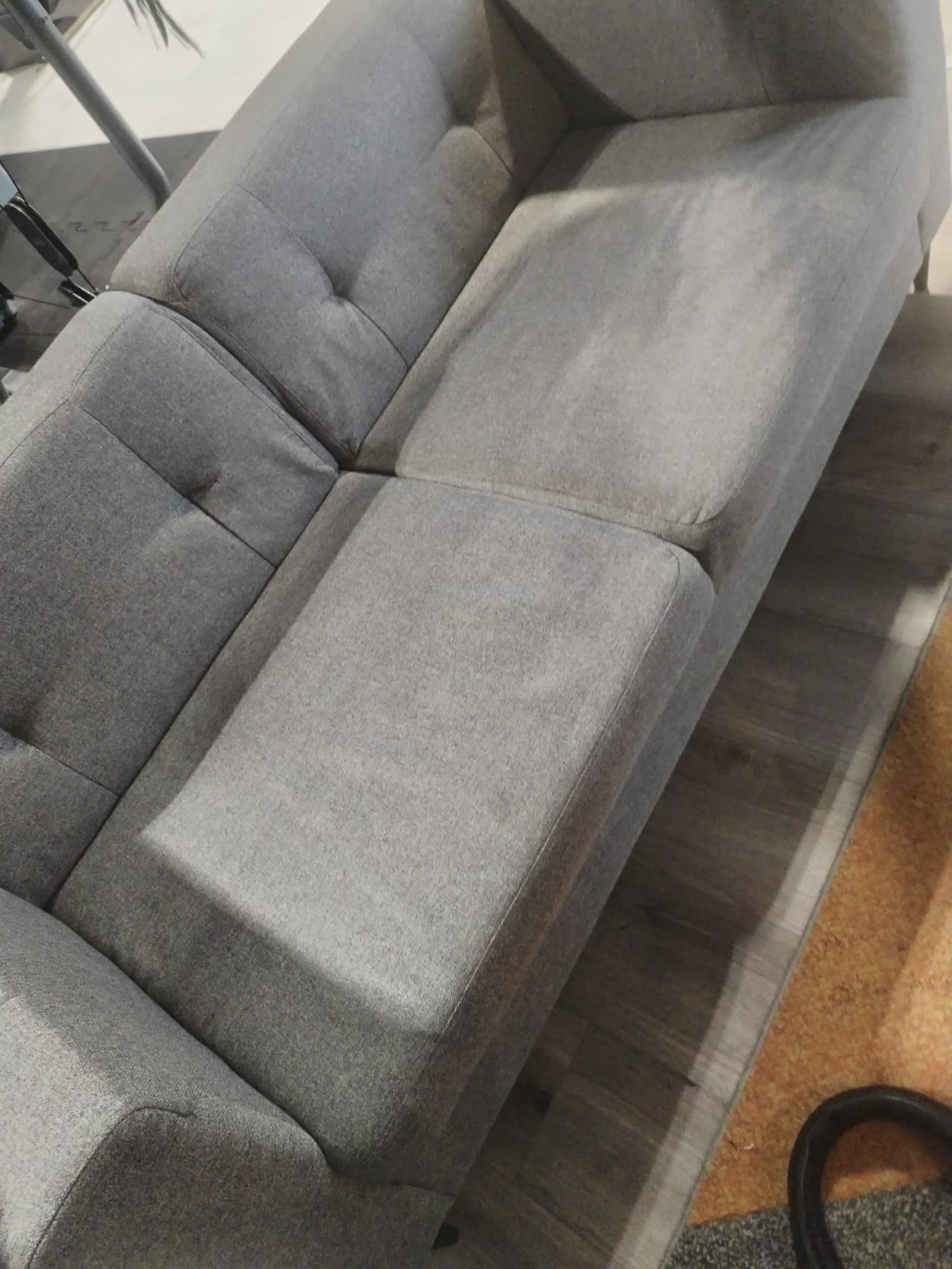Canapé gris capitonné - Avant / Après - Avant