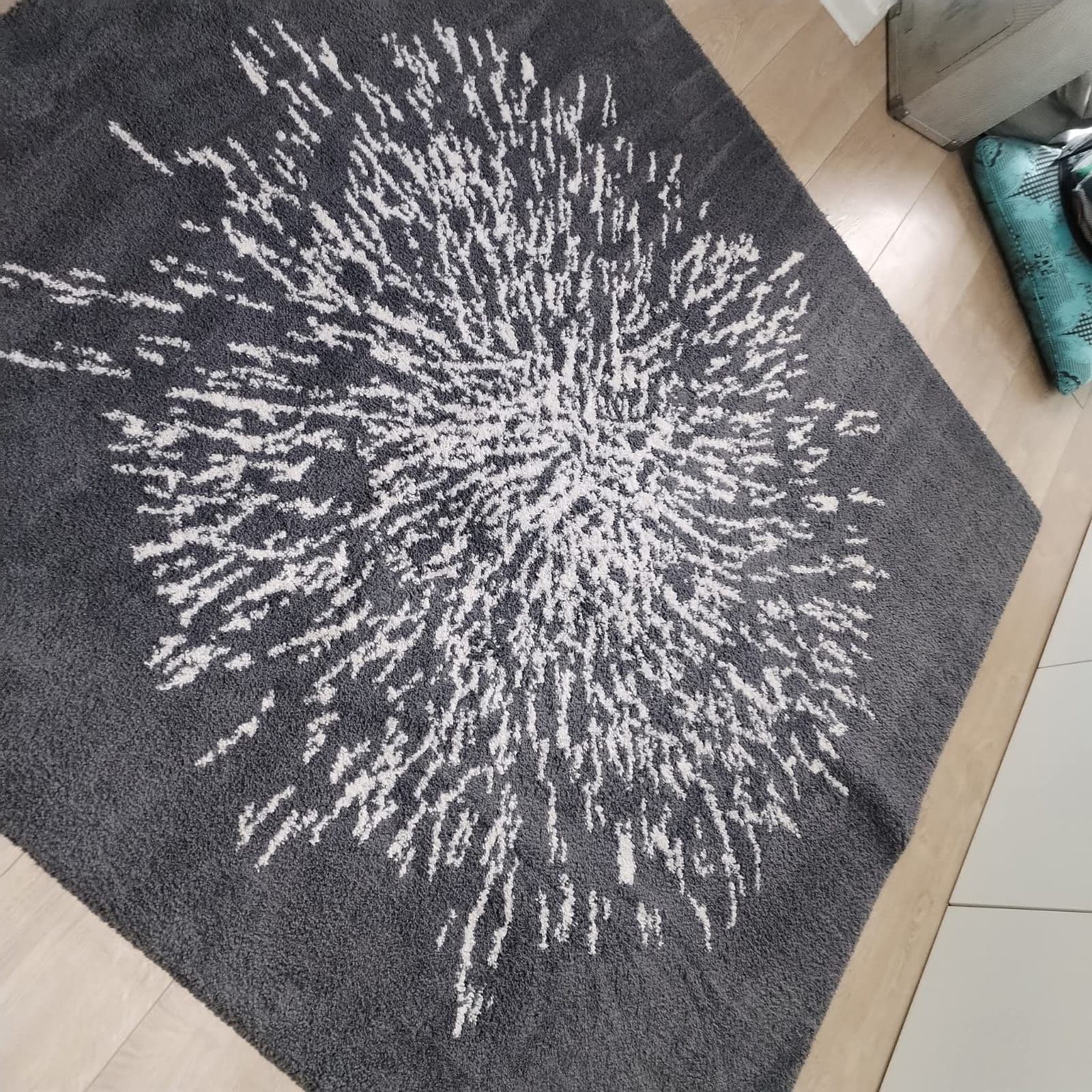 Tapis gris motif - Avant / Après - Après